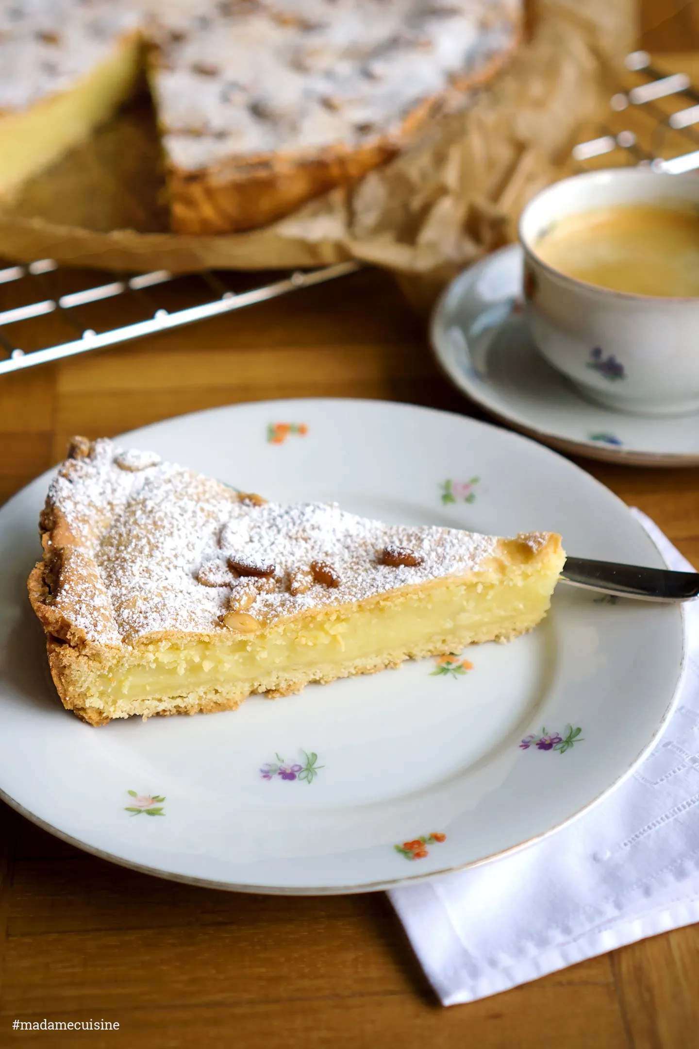 Eine Nahaufnahme der gesamten Torta della Nonna, bereit zum Servieren