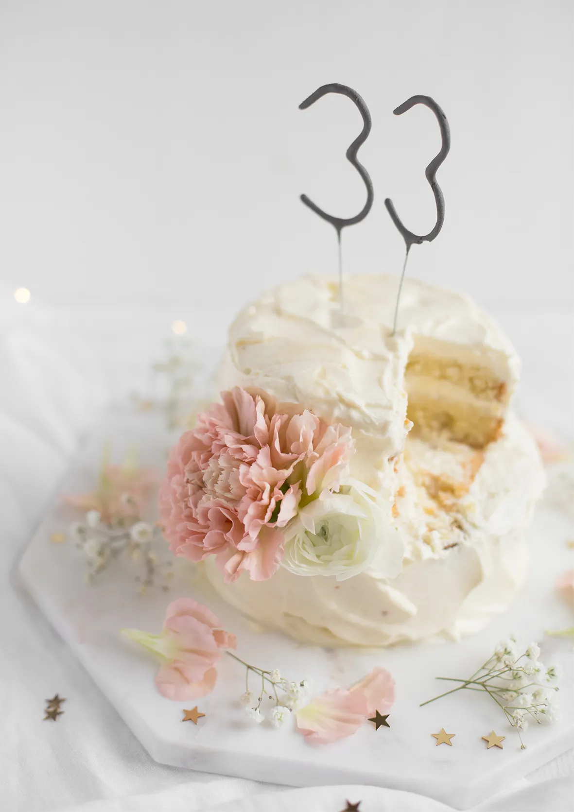 Eine Nahaufnahme der leuchtenden Wunderkerzen auf dem Kuchen, ein Symbol für festliche Freude