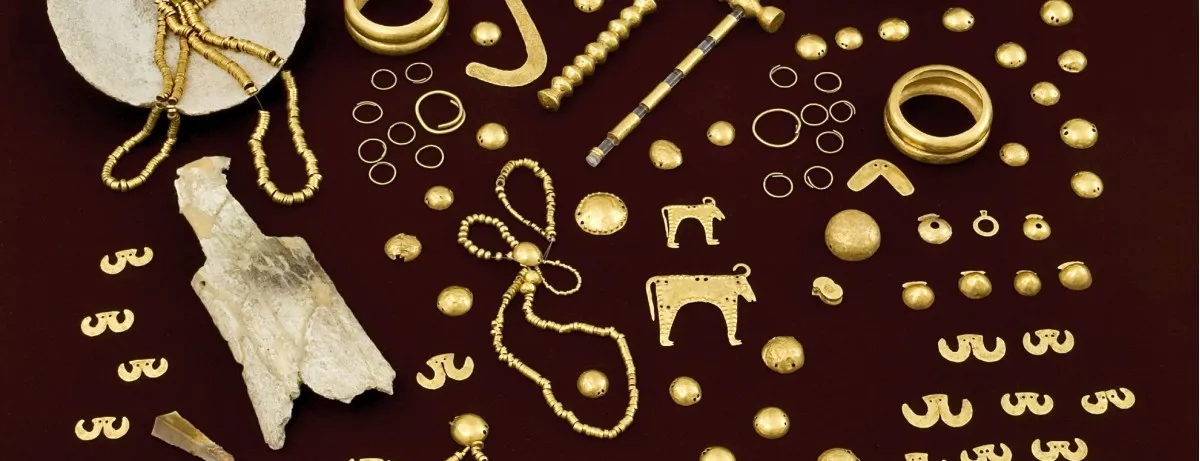 Eine Nahaufnahme des berühmten Goldschatzes von Varna, präsentiert in einem Museum