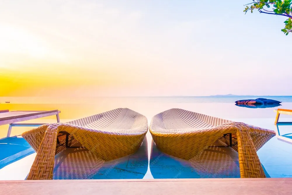 Eine Nahaufnahme eines köstlichen Nudelauflaufs mit geschmolzenem Käse und Kräutern garniert.