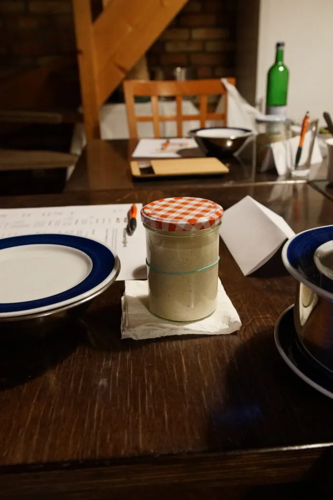 Eine Nahaufnahme von Händen, die Teig kneten