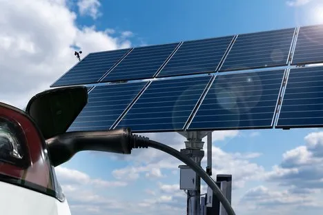Eine Nahaufnahme von Solarpanelen auf einem Dach unter blauem Himmel, die die Abhängigkeit der modernen Energieerzeugung von Technologie und Rohstoffen symbolisiert.