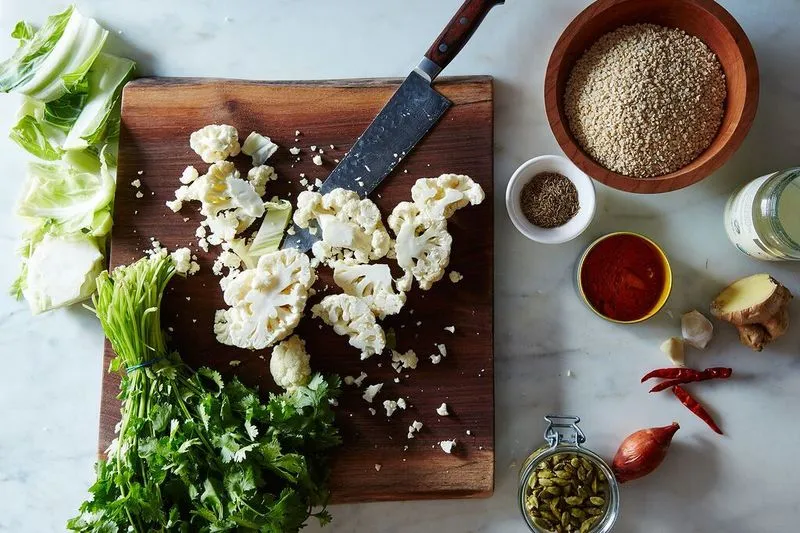 Eine Nahaufnahme von verschiedenen Dal-Sorten in Schüsseln.
