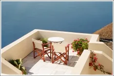 Eine Notiztafel mit einer Urlaubsnachricht, symbolisch für die Ankündigung von Abwesenheiten im Fachbüro