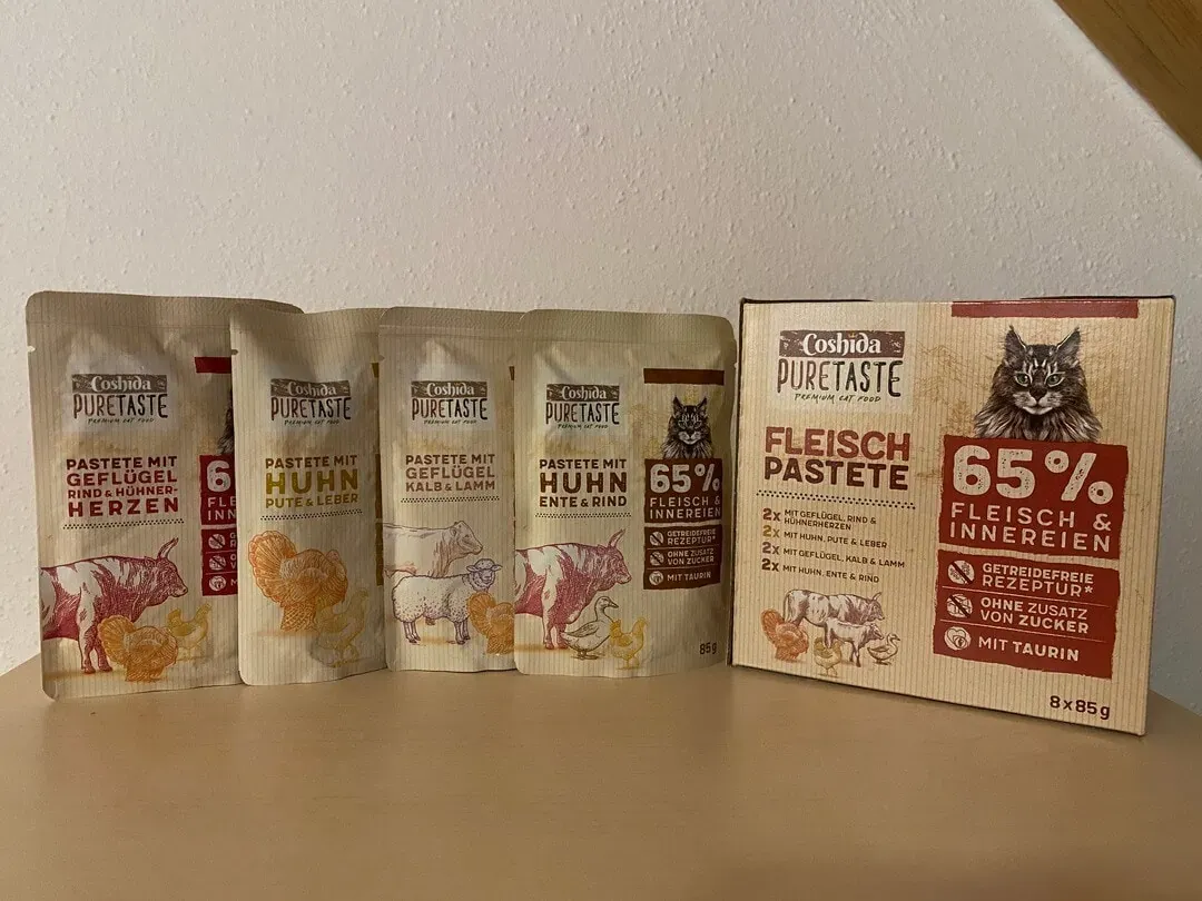 Eine Packung Coshida Pure Taste Fleisch Pastete Katzenfutter von Lidl, bereit für den Test.
