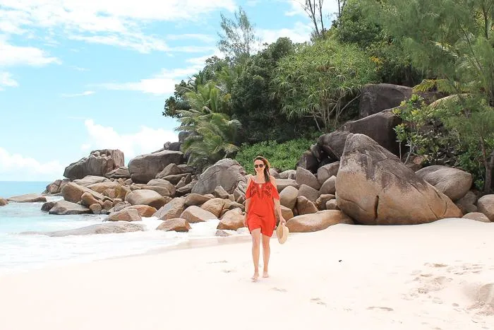 Eine Person entspannt am malerischen Strand der Seychellen