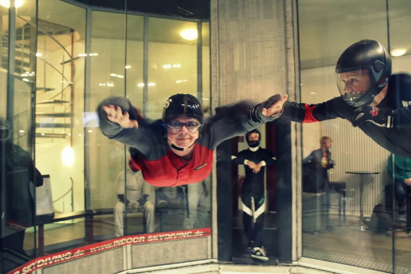 Eine Person erlebt den Nervenkitzel des Indoor-Skydivings in einem Windkanal