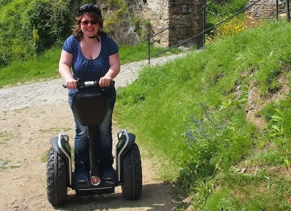 Eine Person fährt auf einem Segway durch Weinberge, genießt die Landschaft und Aktivität