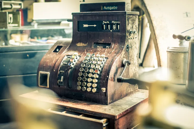 Eine Person überlegt, ob sie ihre Lebensversicherung auszahlen oder verrenten soll, symbolisiert durch eine Frage und Entscheidung.