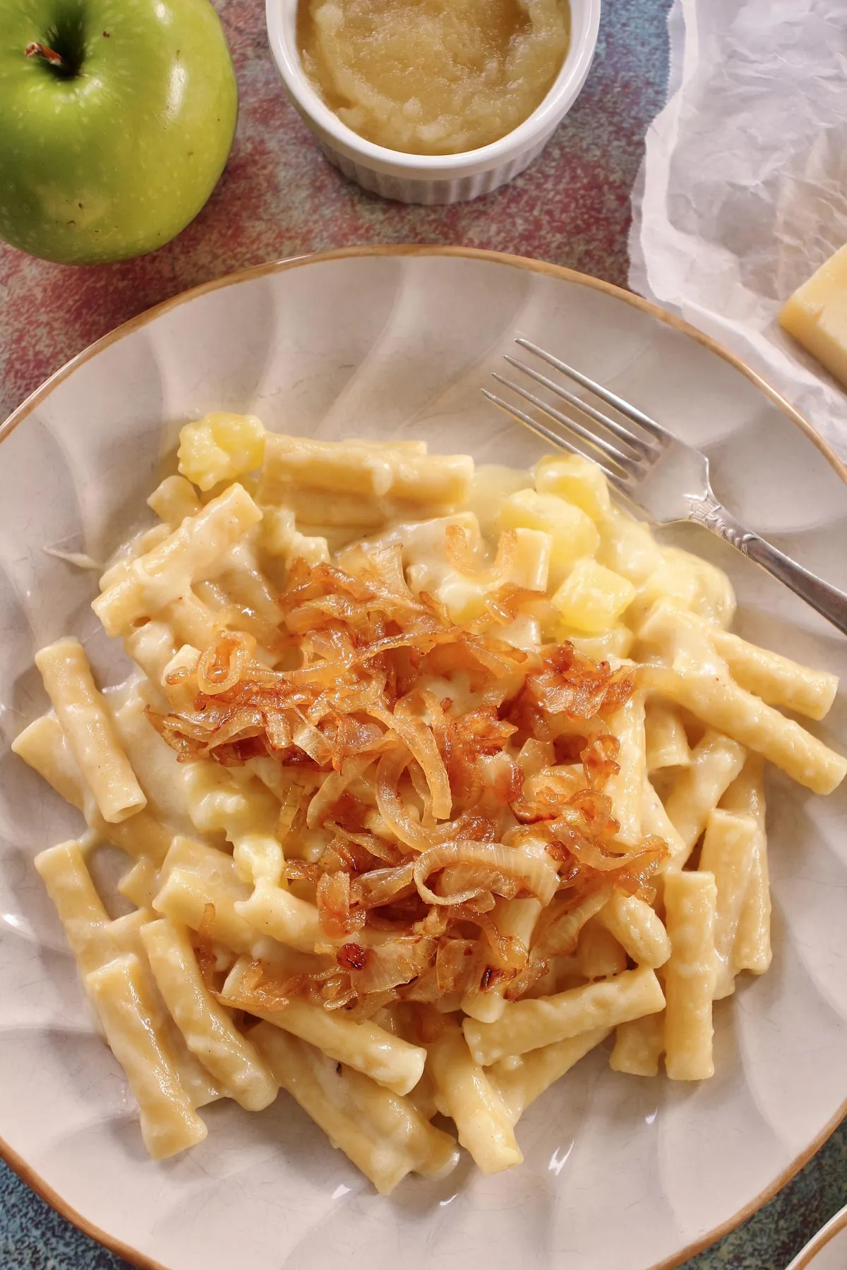 Eine Platte Schweizer Älplermagronen mit karamellisierten Zwiebeln