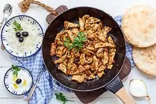 Eine Portion des fertigen Gyros-Gerichts, ansprechend auf einem Teller angerichtet