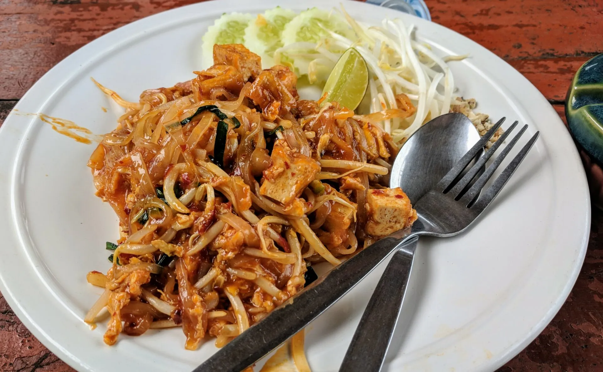 Eine Portion Pad Thai Nudeln mit Garnelen und Erdnüssen auf einem Teller