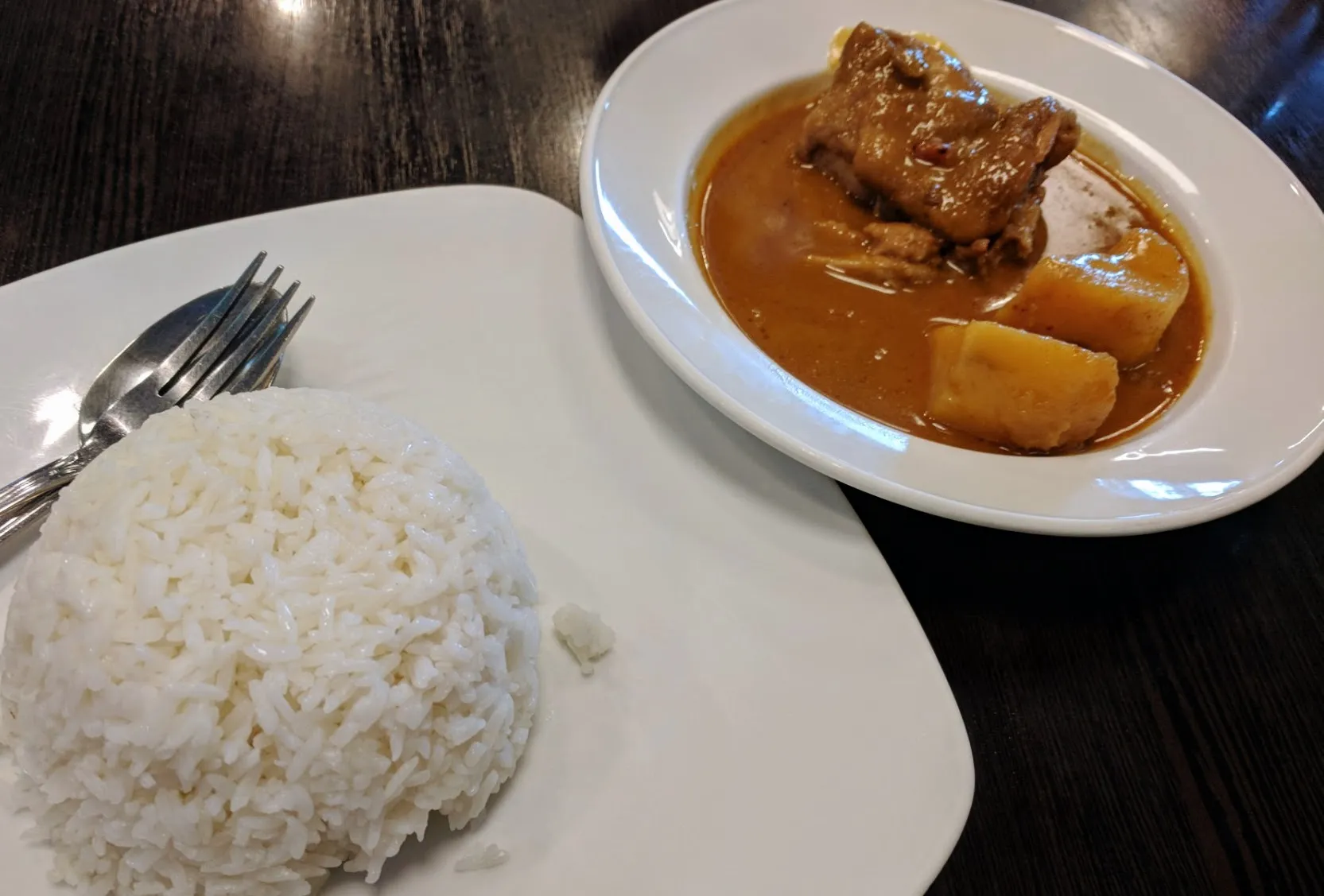Eine Schale Massaman Curry mit Hähnchen und Kartoffeln