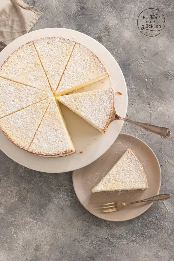 Eine Scheibe fluffige Käse-Sahne-Torte, bereit zum Genießen