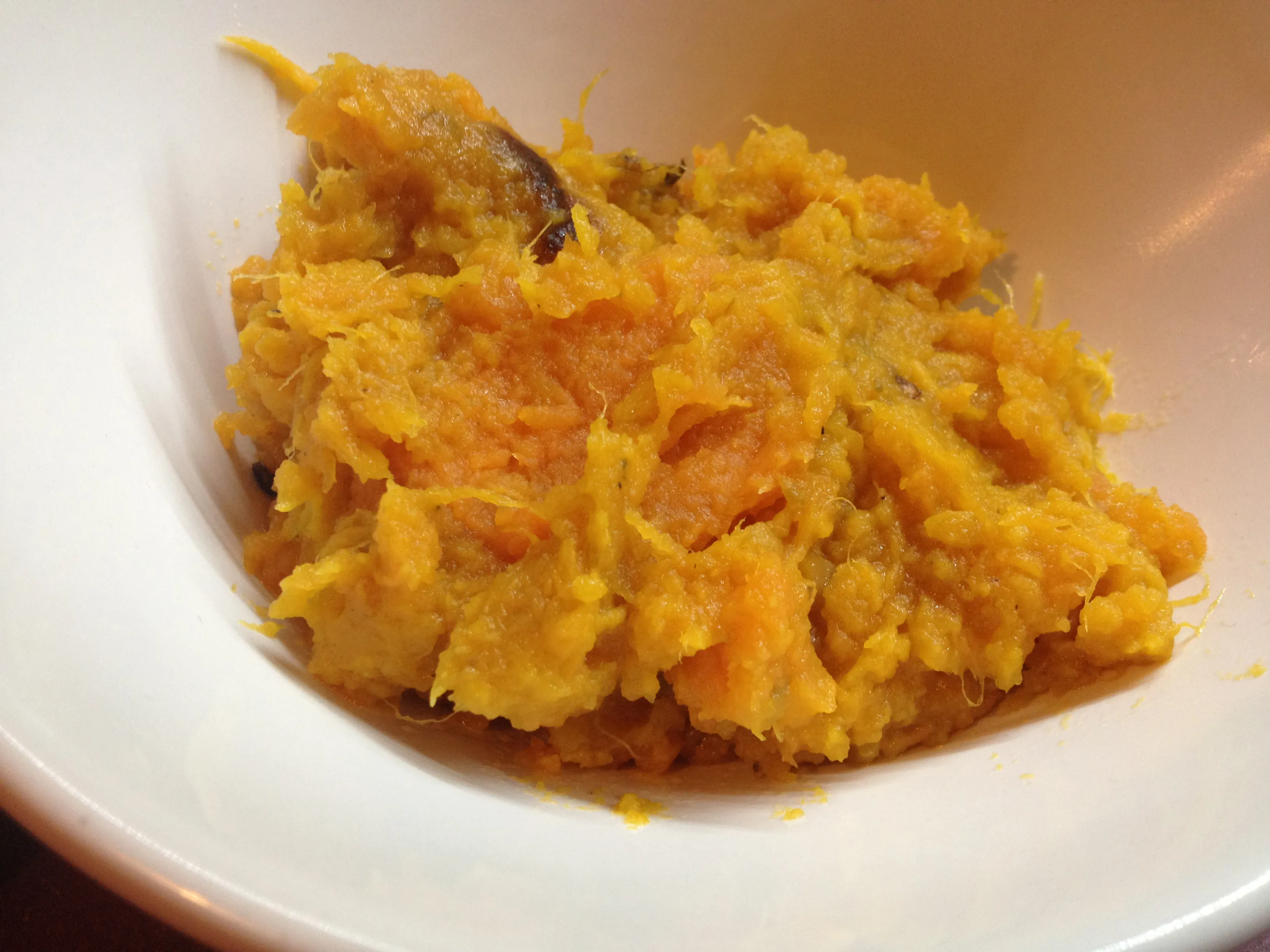 Eine Schüssel cremiges Süßkartoffelpüree, bereit zum Servieren