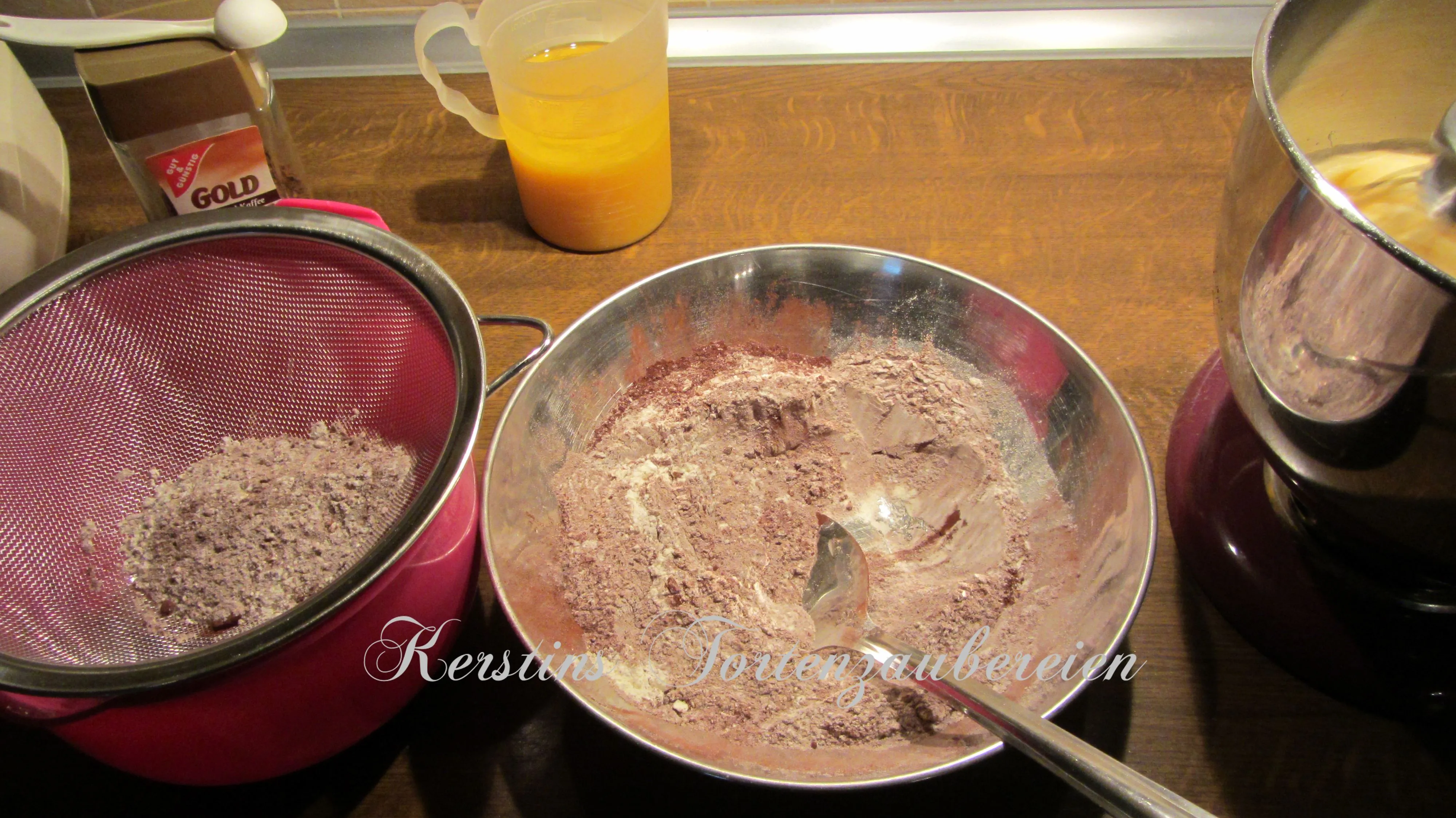 Eine Schüssel mit Eiern und Puderzucker, die schaumig gerührt werden, als Vorbereitung für den Kuchenteig