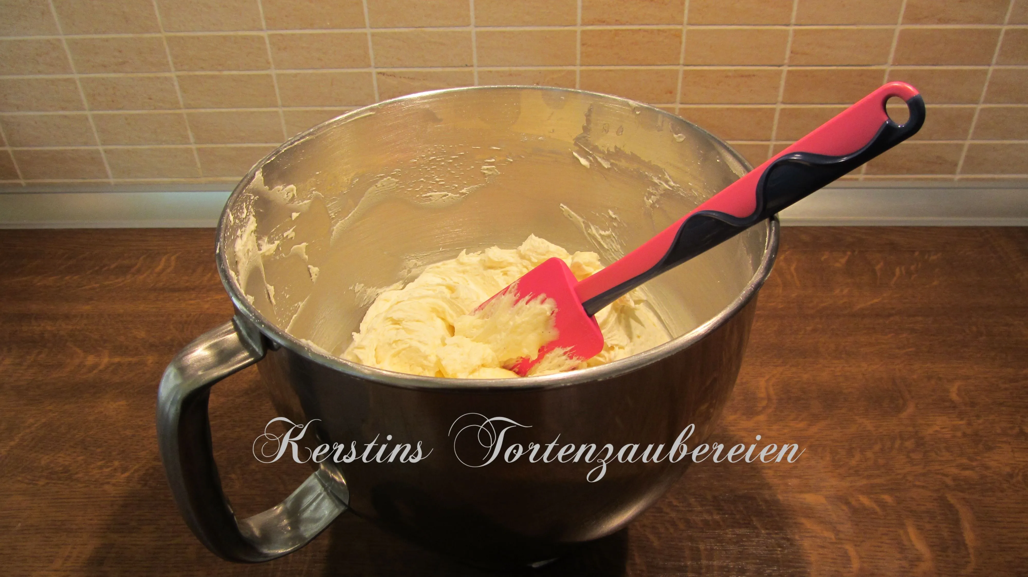 Eine Schüssel mit fertig aufgeschlagener, luftiger amerikanischer Buttercreme