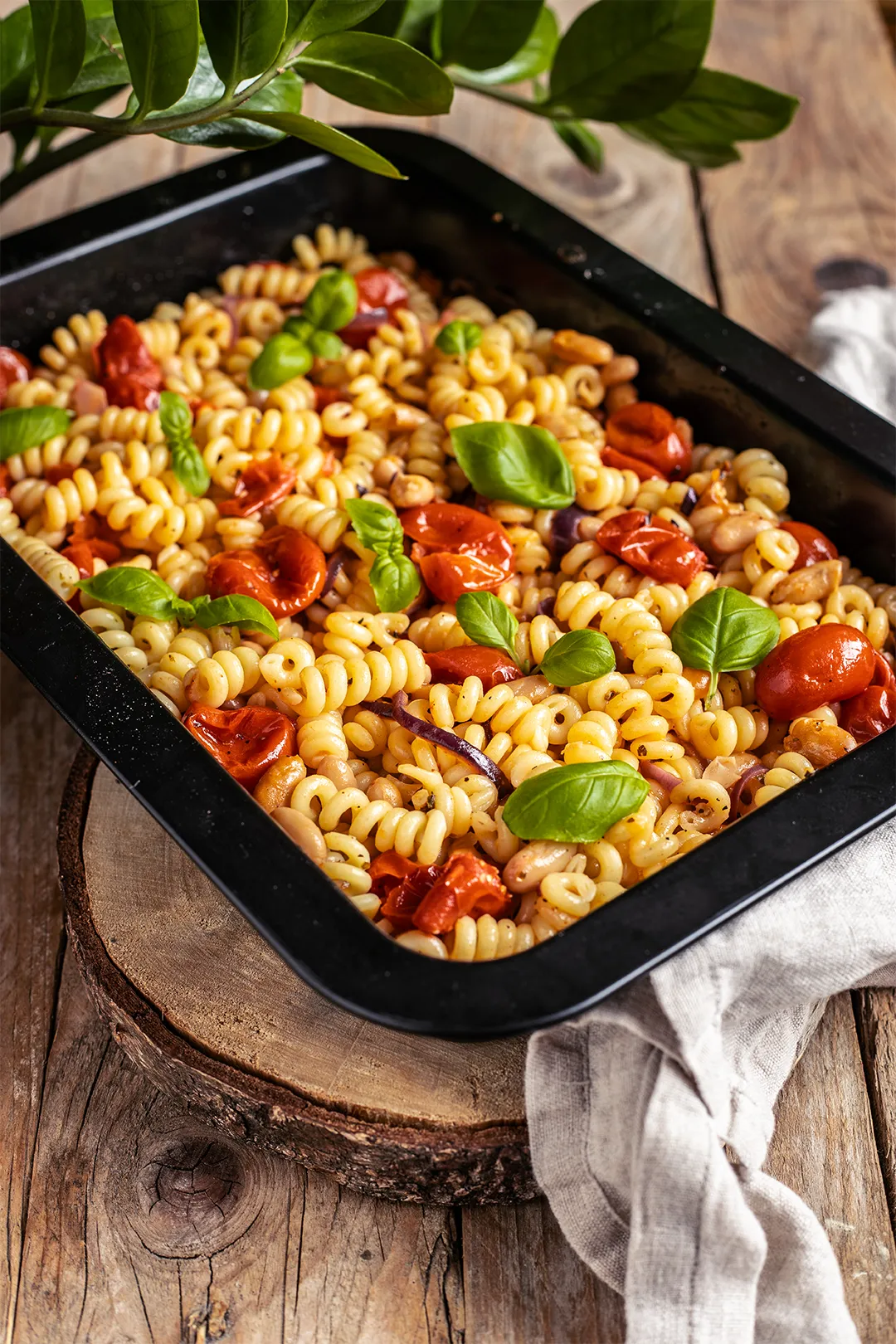 Eine schwarze Auflaufform mit einer leckeren veganen Tomaten Feta Pasta.