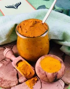 Eine selbstgemachte Kurkuma-Power-Paste in einem Glas, reich an Kurkumin