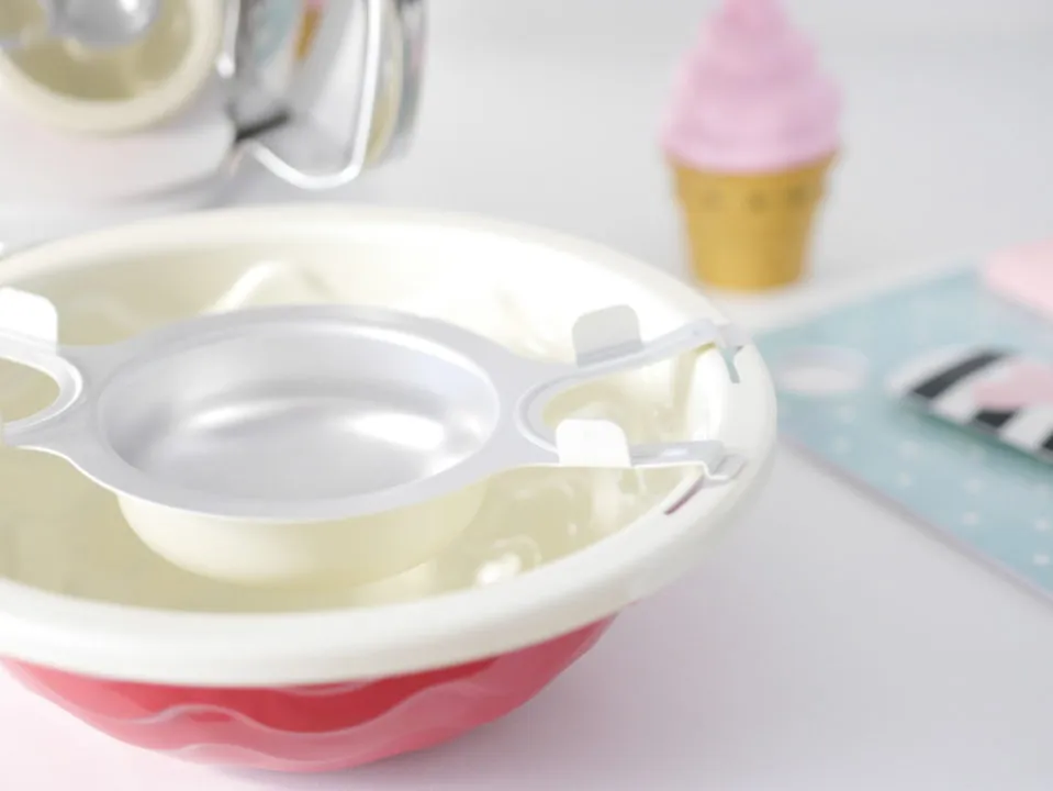 Eine spezielle Piñata-Backform aus Metall, bereit zum Einfetten und Befüllen mit Kuchenteig.