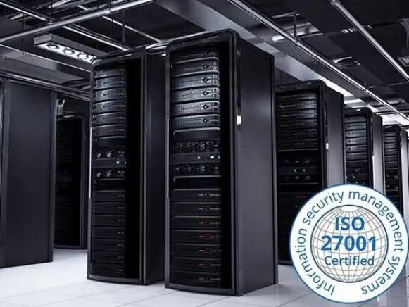 Eine Steuerberaterin blickt vertrauensvoll in die Kamera, im Hintergrund ist ein Büro zu sehen, das Sicherheit und Datenschutz symbolisiert.