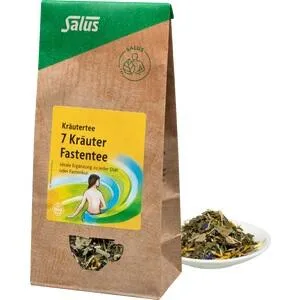 Eine Tasse Kräutertee mit frischen Kräutern