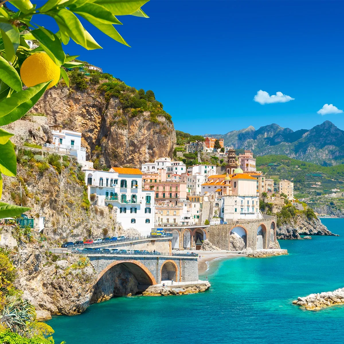 Eine wunderschöne Küstenstadt in Italien, die mit dem Bus erreichbar ist, um CO2 zu sparen