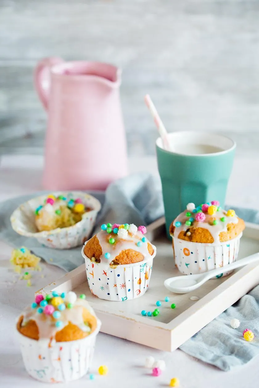 Einfache Konfetti-Muffins mit Streuseln, schnell gebacken für den Kita Geburtstag.