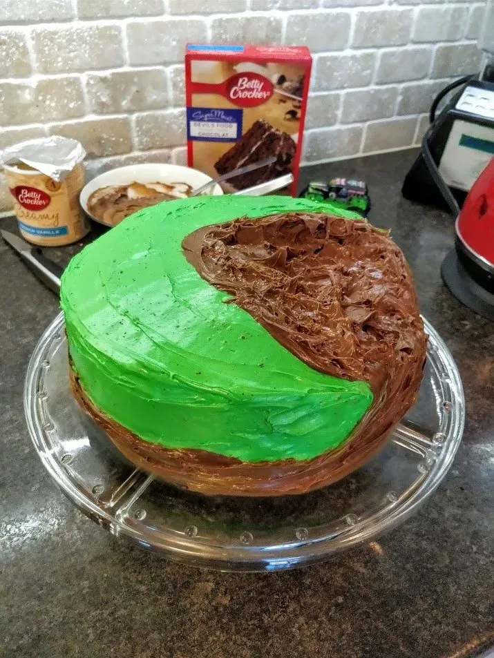 Einfacher Monster Truck Geburtstagskuchen mit Schokoladen-Zuckerguss für den Schlamm