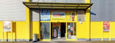 Eingangsbereich des trinkgut Getränkemarktes Lippstadt bei Sonnenschein