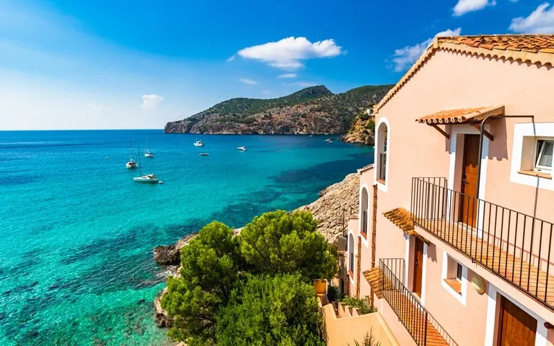 Einrichtung einer gemütlichen Ferienwohnung auf den Liparischen Inseln mit lokalen Kunsthandwerken