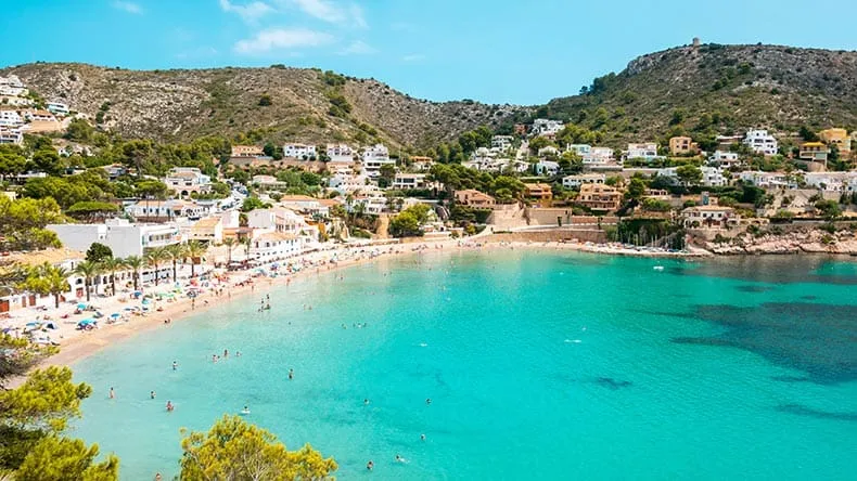El Portet Beach in Moraira an der Costa Blanca, ideal zum Baden im Oktober