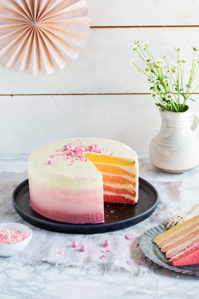 Elegante Ombré Torte in Rosatönen, innen und außen ein Hingucker für den Geburtstag.