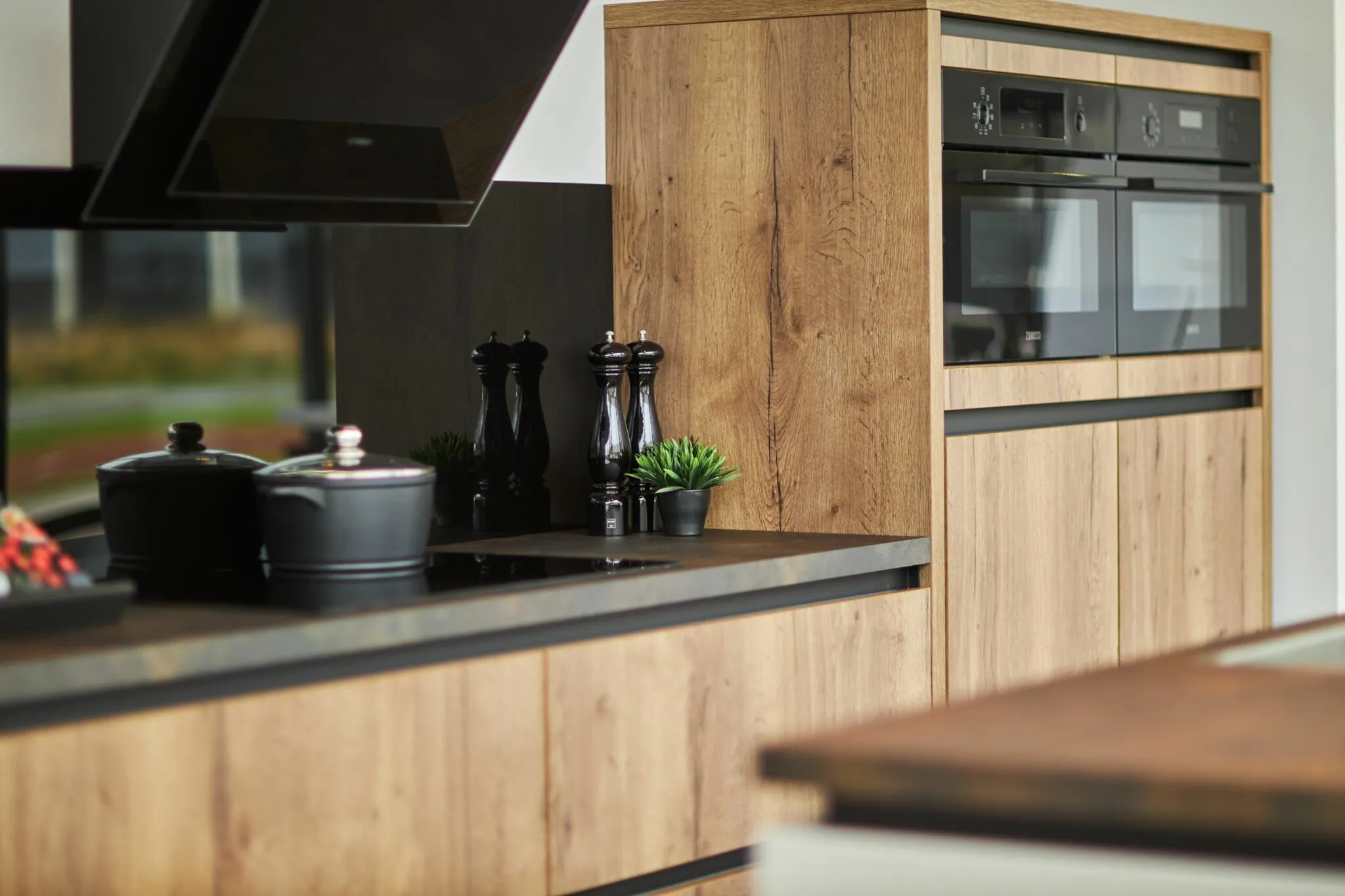 Elegante schwarze PLEXIGLAS® Küchenrückwand in einem modernen Küchendesign