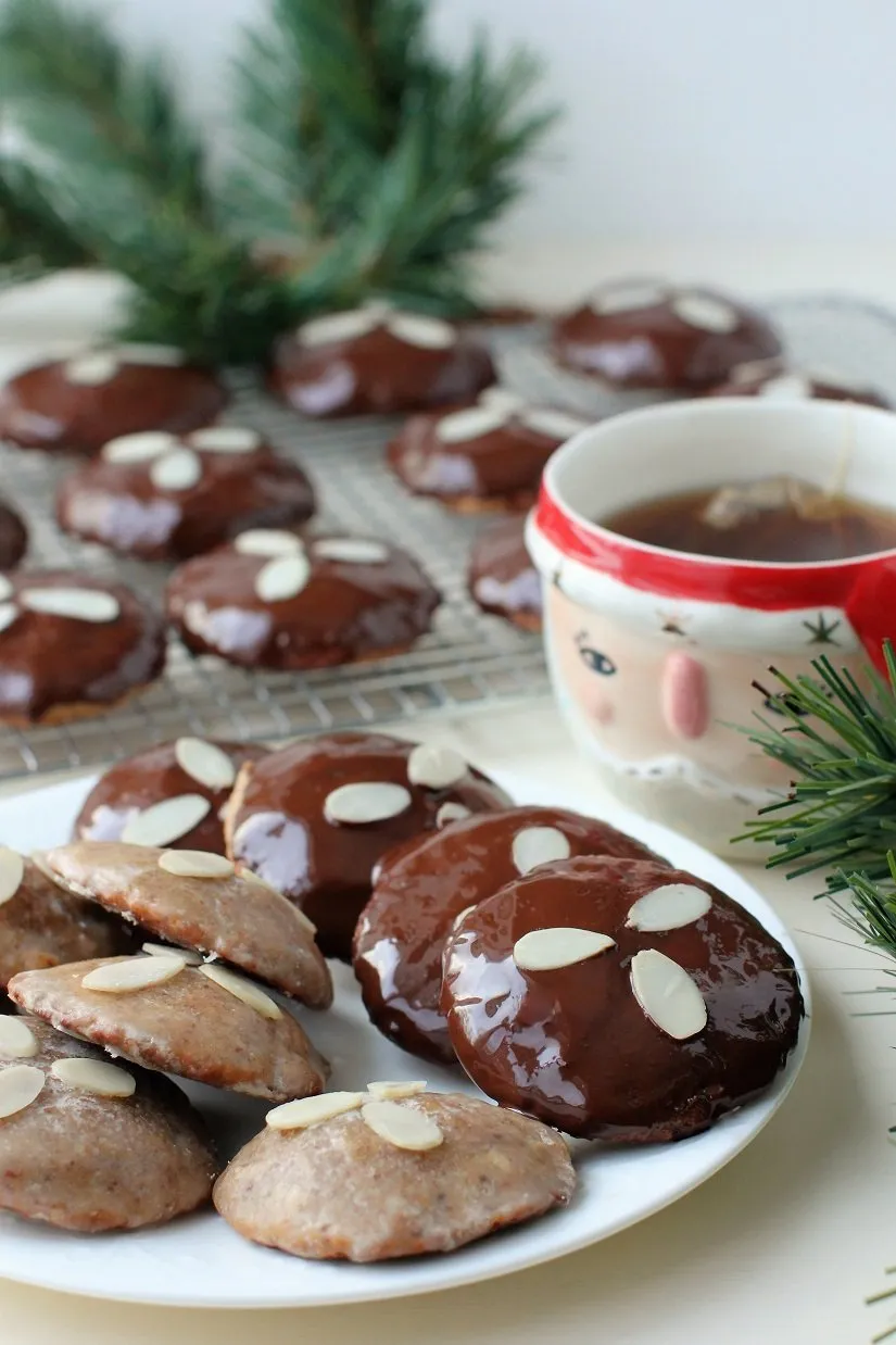 Elisenlebkuchen mit weißer und dunkler Glasur
