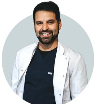 EMS-Gerät wird an Bauchmuskeln angelegt