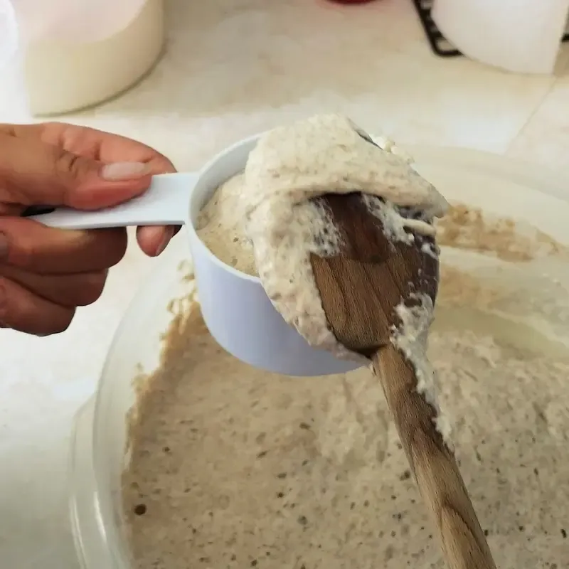 Entnahme einer Tasse Sauerteig für das nächste Mal