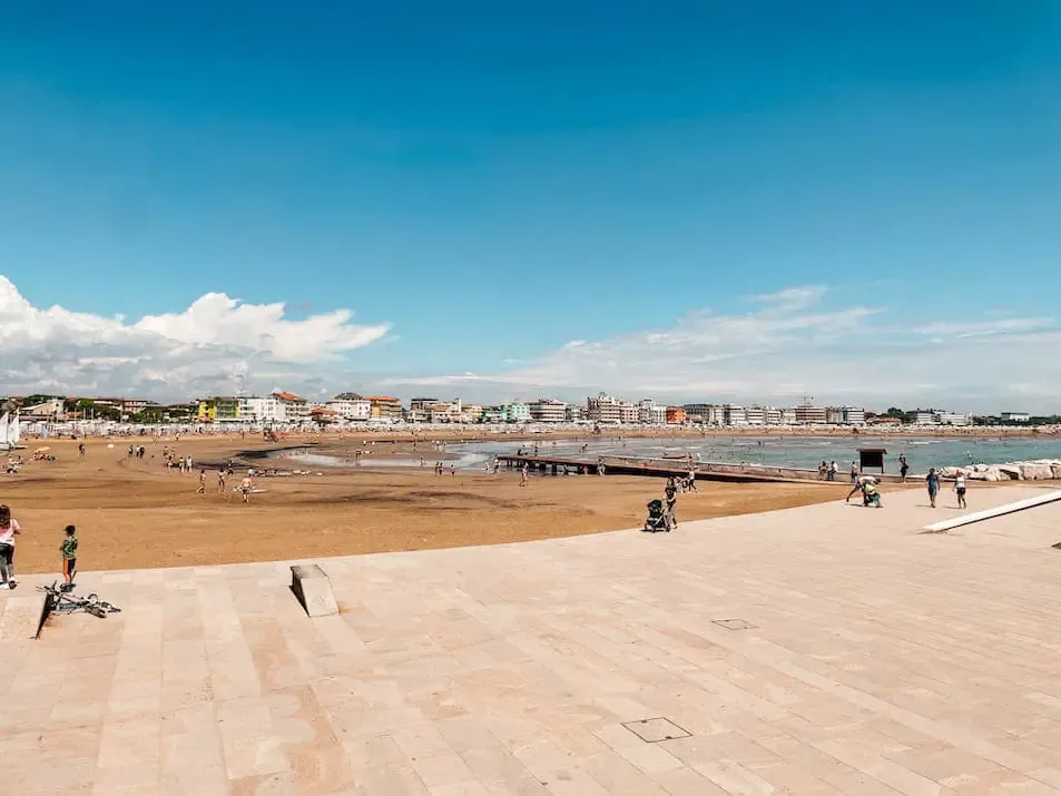 Entspannung am Strand Levante in Caorle mit zahlreichen Sonnenschirmen und Liegen