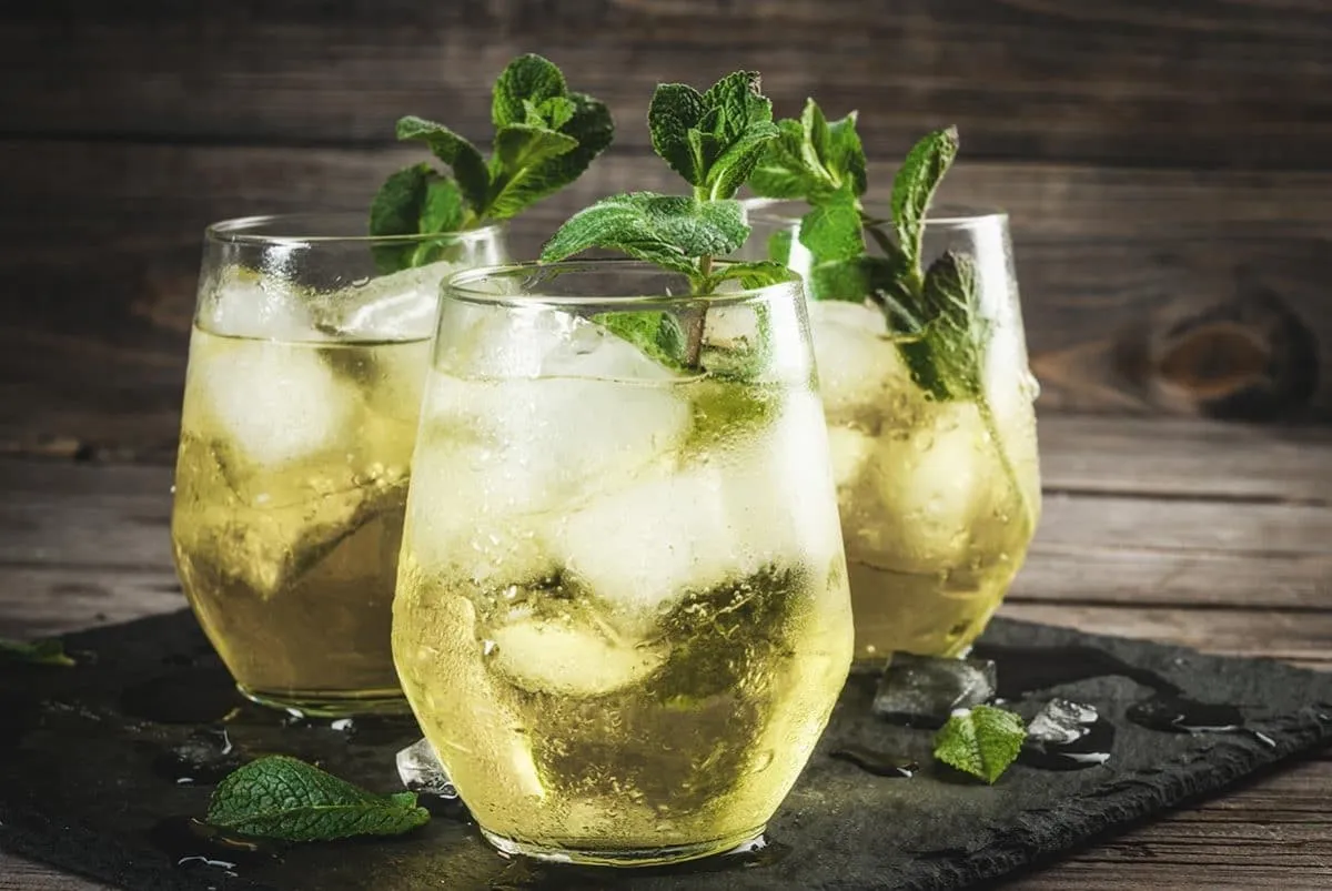 Erfrischender Rebujito mit Minze und Zitrone, serviert in einem Glas mit Eiswürfeln