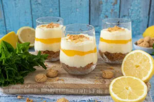 Erfrischendes Dessert: Einfache Zitronencreme im Glas, schnell zubereitet