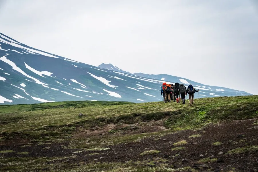 Erinnerungsfoto des Kamtschatka-Expeditionsteams vor atemberaubender Kulisse