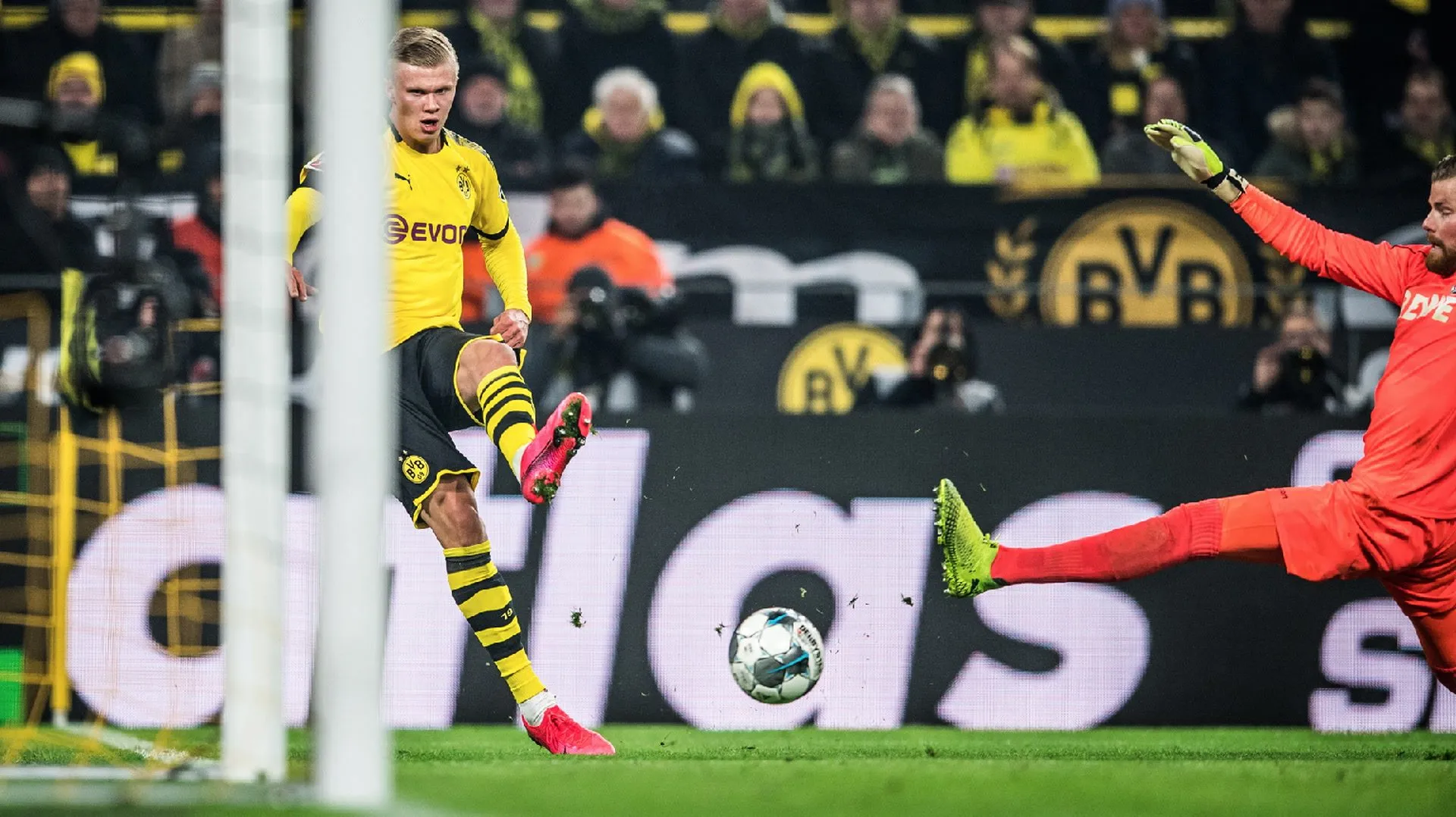 Erling Haaland bejubelt seinen Treffer für Borussia Dortmund gegen den 1. FC Köln