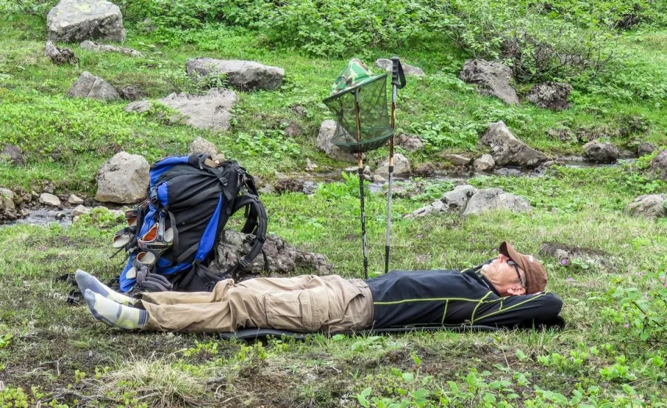 Erschöpfte Expeditionsteilnehmer ruhen sich nach einem anstrengenden Tag aus