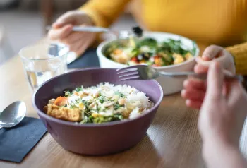 Essen in einer wiederverwendbaren Schale mit Besteck