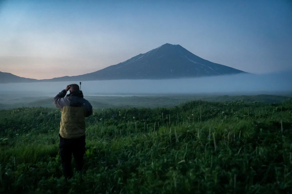Expeditionsleiter lauscht der Wettervorhersage auf Kamtschatka