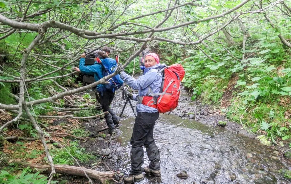 Expeditionsteam klettert steile Felsenhänge hinauf, um Gestrüpp zu vermeiden
