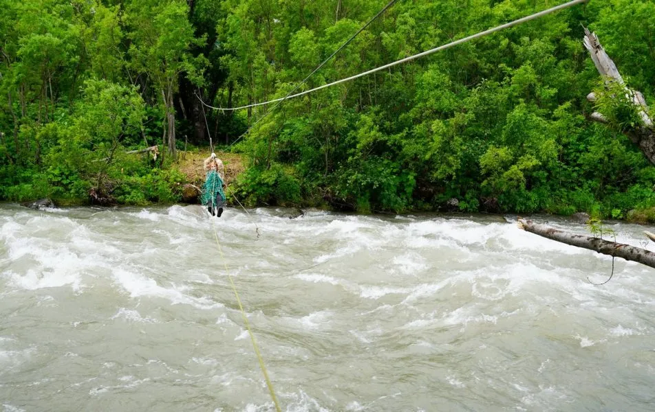 Expeditionsteam überquert einen reißenden Fluss in Kamtschatka