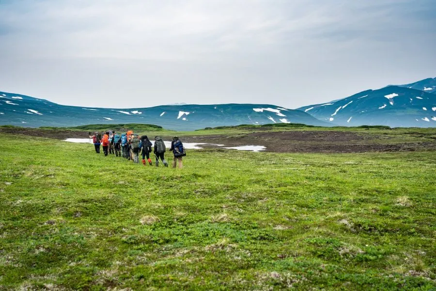 Expeditionsteilnehmer durchqueren trockene Tundra in Kamtschatka