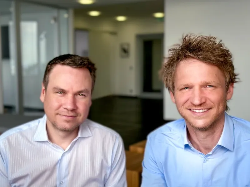 Fabian Willebrand und Stephan Kuhnert, Geschäftsführer von empower, besiegeln die Übernahme von Strategy Compass