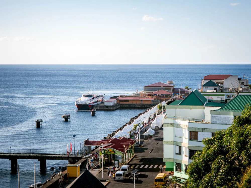 Faehre Express des Iles vor Anker